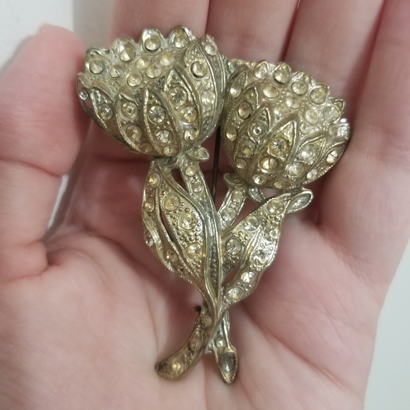 Vintage silvertone flower brooch - Picture 5 of 10